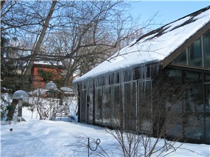 Reverse Curve Gutter Guard with ice dams and icicles